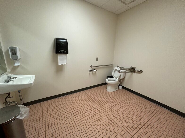 More Photos Of 144 Main St, East Hartford Storefront For Lease