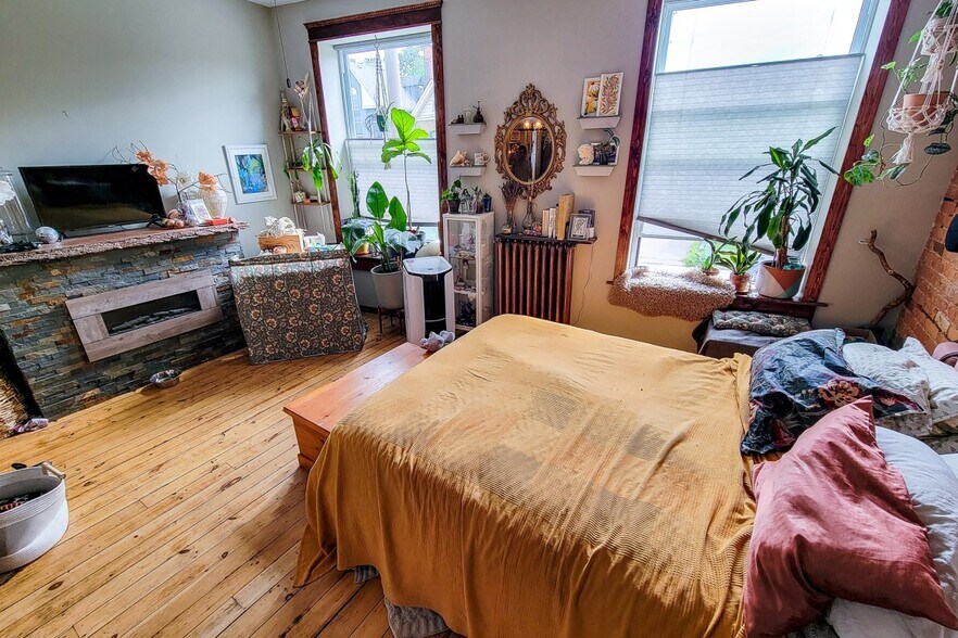More Photos Of 595 King St E, Hamilton Storefront Retail Residential For Sale