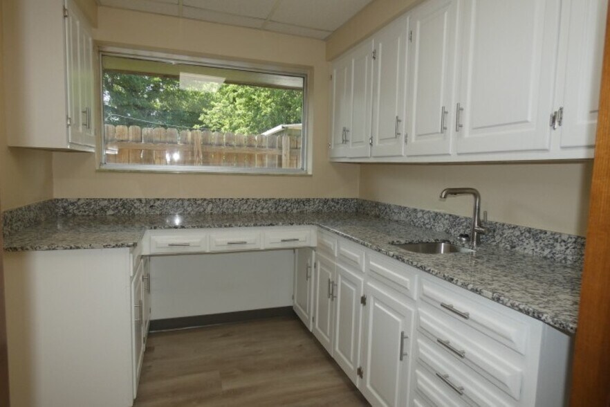 More Photos Of 2101 NW Ferris Ave, Lawton Office For Sale