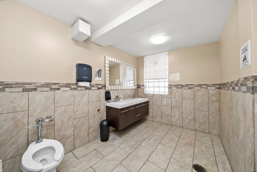 More Photos Of 1155 W 81st St, Chicago Daycare Center For Sale