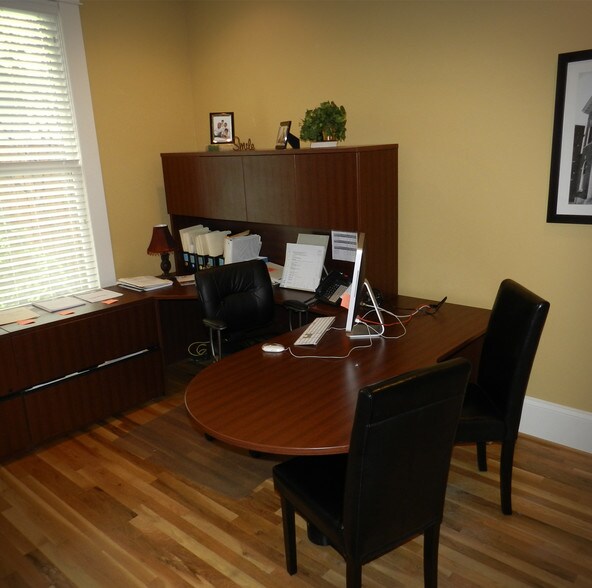 More Photos Of 206 Bridge St, Franklin Office For Lease