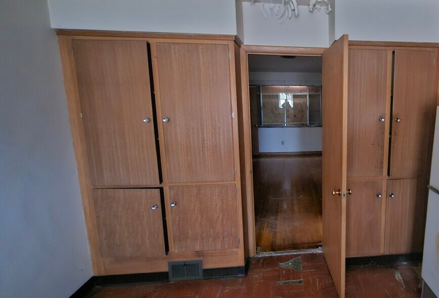 More Photos Of 4994 N High St, Columbus Apartments For Sale