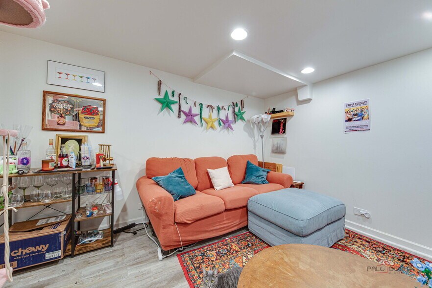 More Photos Of 902 W Newport Ave, Chicago Apartments For Sale