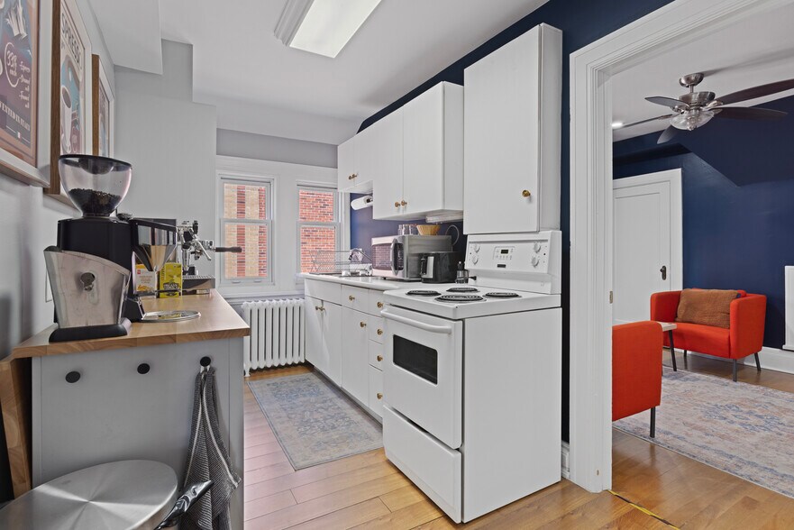 More Photos Of 307 Gilmour St, Ottawa Office For Sale