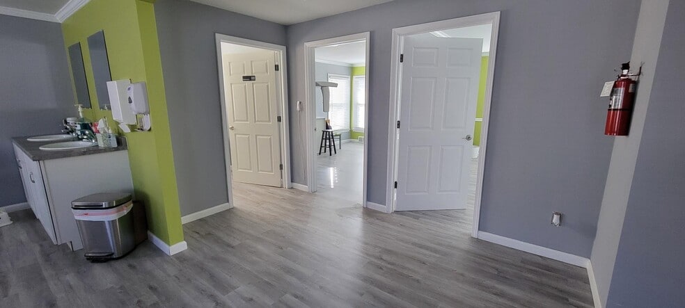 More Photos Of 5940 Lamar Ave, Mission Freestanding For Lease