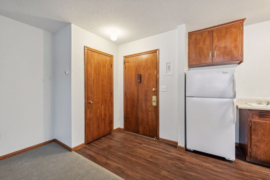 More Photos Of 2009-2017 Commerce Blvd, Mound Apartments For Sale