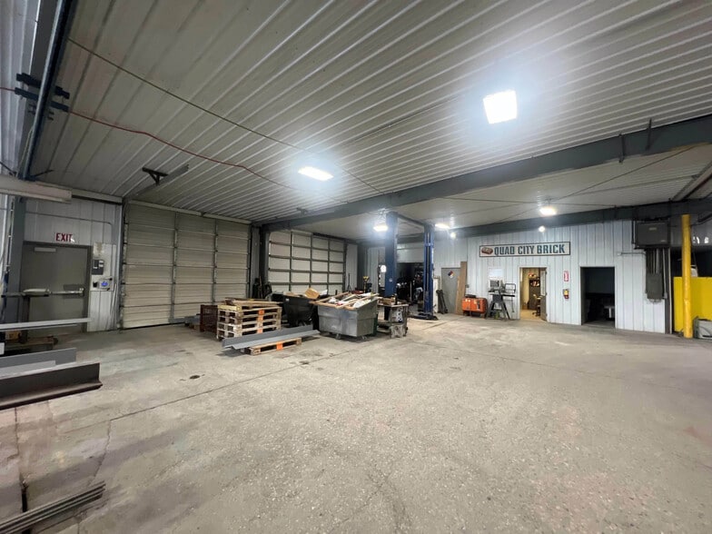 More Photos Of 205 35th St, Bettendorf Warehouse For Lease