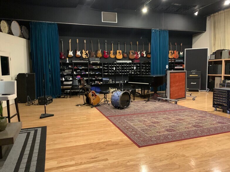 More Photos Of 1014 Vine St, Los Angeles Movie Radio TVStudio For Sale