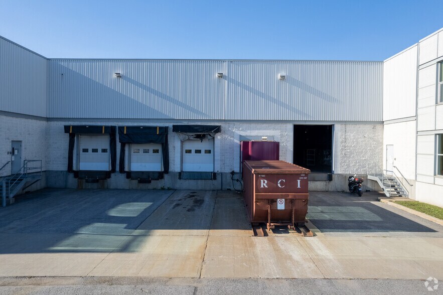 More Photos Of 2125 Rue Lily-Simon, Montréal Warehouse For Lease