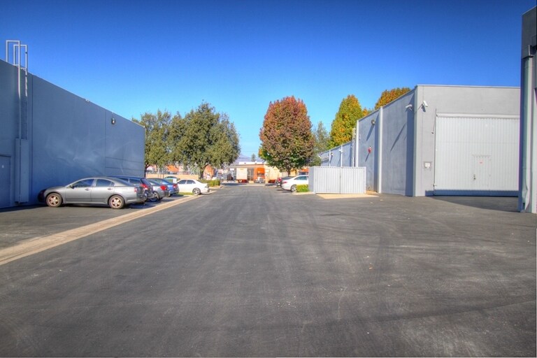 More Photos Of 1210 E Lexington Ave, Pomona Warehouse For Lease