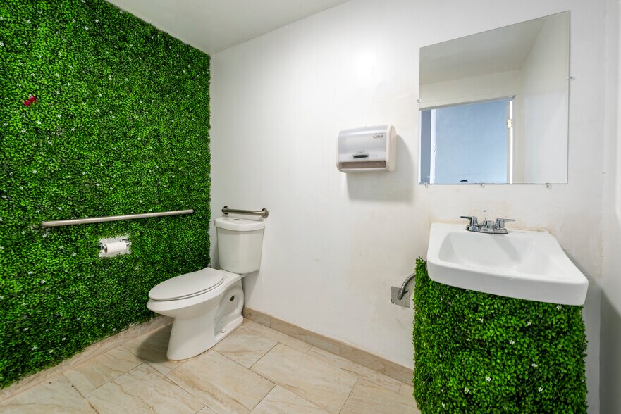 More Photos Of 1051-1057 SE 17th St, Fort Lauderdale Storefront Retail Office For Lease