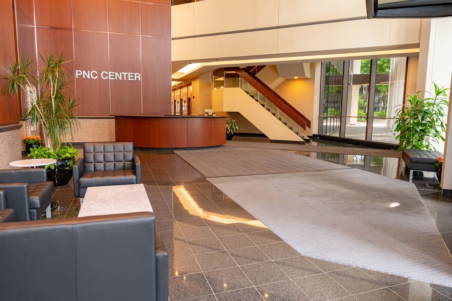 More Photos Of 755 W Big Beaver Rd, Troy Office For Lease