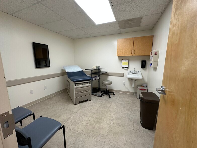 More Photos Of 2 Emma Ln, Clifton Park Medical For Lease