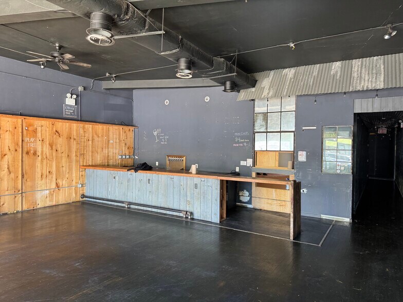 More Photos Of 27102 - 27120 Union Tpke, New Hyde Park Restaurant For Lease