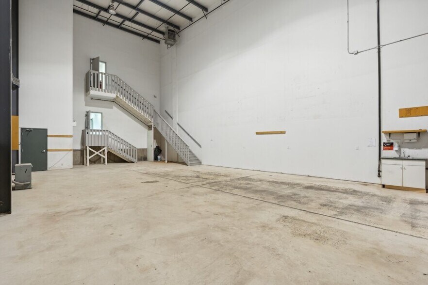 More Photos Of 4511 Glenmore Trl SE, Calgary Showroom For Sale