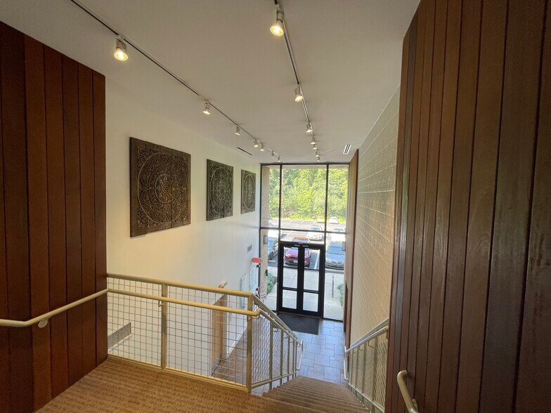 More Photos Of 4041 N High St, Columbus Office For Lease