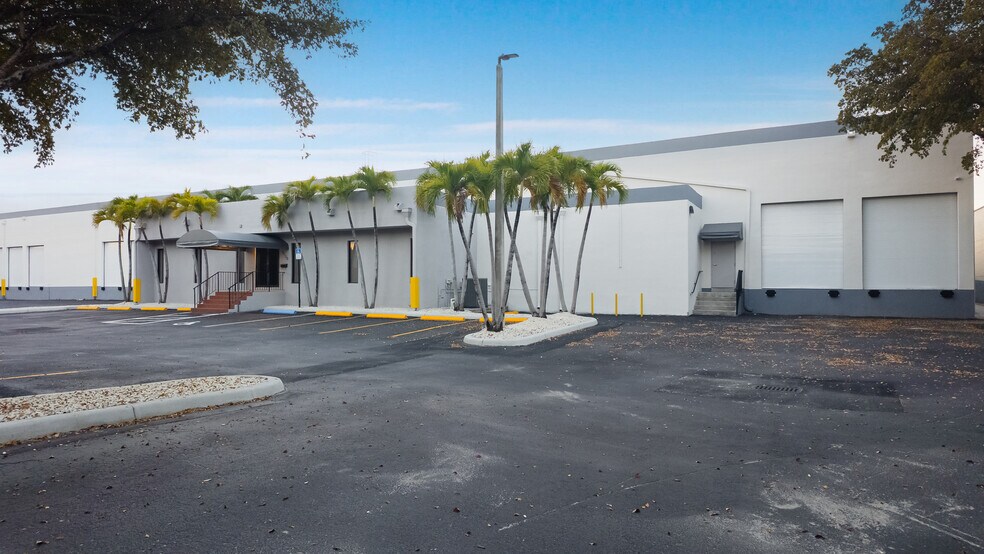 More Photos Of 1730 W 38th Pl, Hialeah Manufacturing For Lease