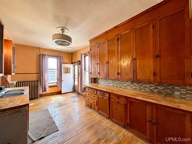 More Photos Of 221 W Washington St, Marquette Flex For Sale