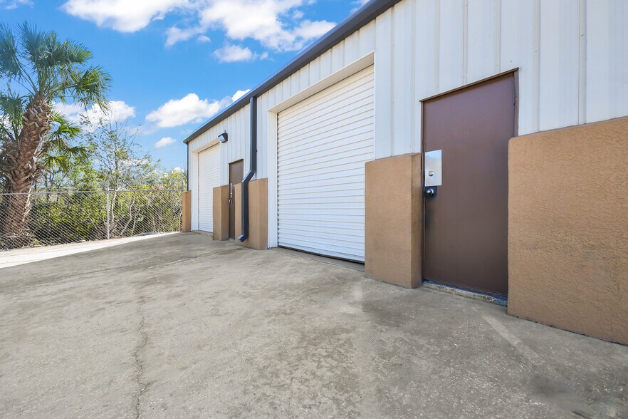 More Photos Of 5449 Benchmark Ln, Sanford Warehouse For Lease