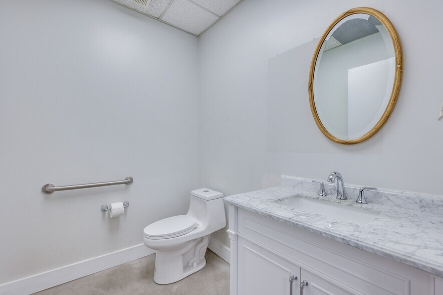 More Photos Of 10606 Shady Trl, Dallas Showroom For Lease