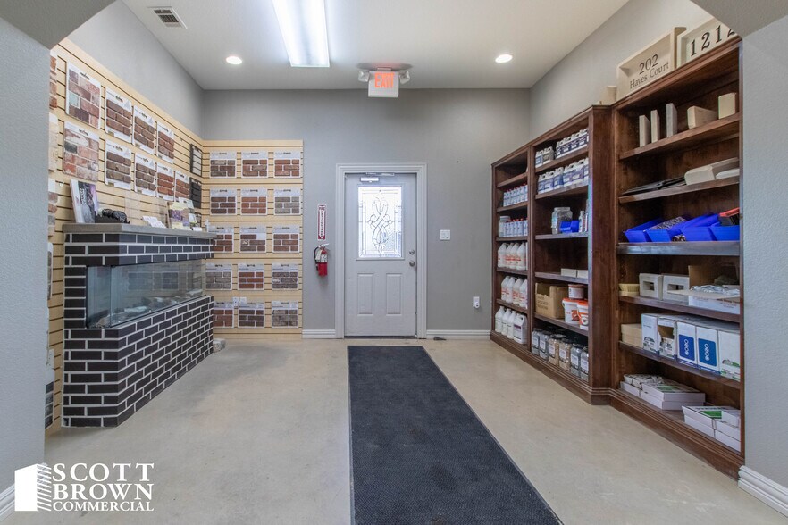 More Photos Of 1212 W Sherman Dr, Aubrey Showroom For Lease