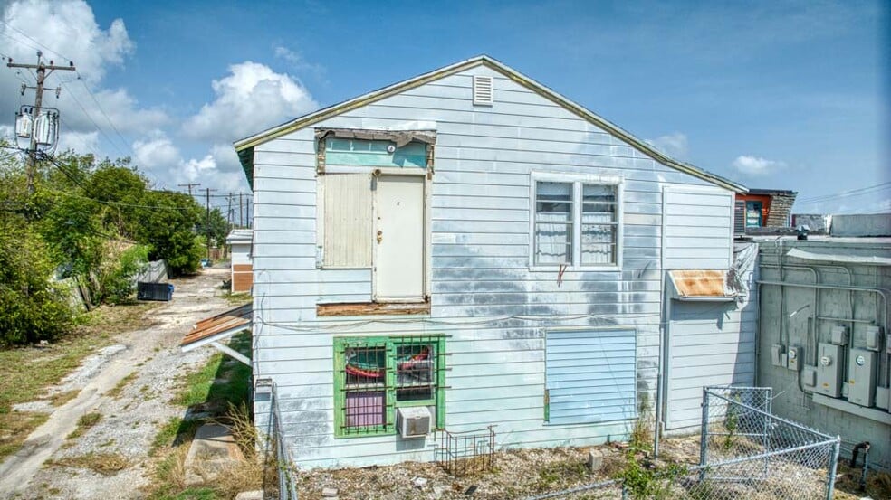 More Photos Of 4321-4343 S Alameda St, Corpus Christi Storefront For Sale