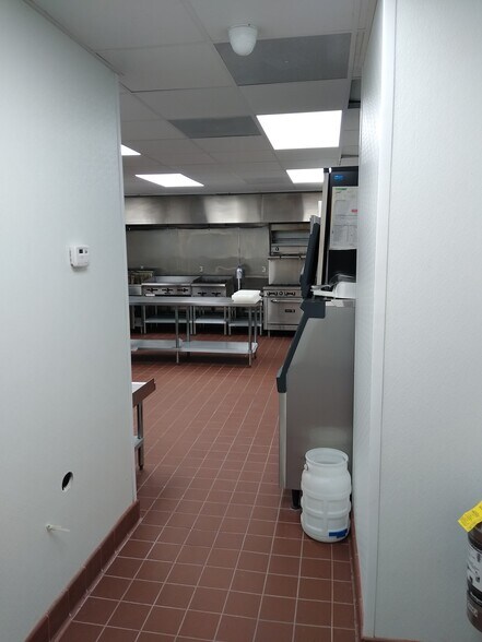 More Photos Of 800 S International Blvd, Hidalgo Freestanding For Lease