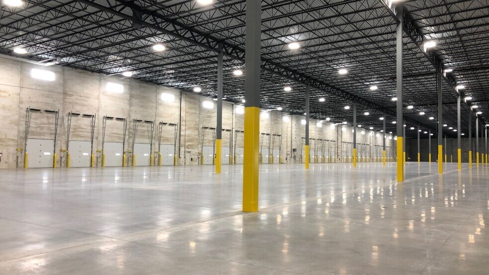 More Photos Of 701 Bilter Rd, Aurora Warehouse For Lease