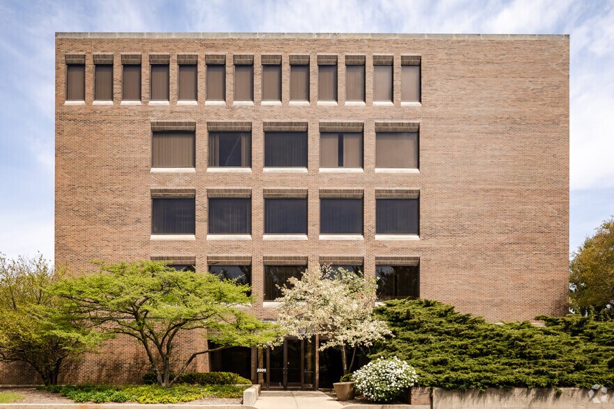 More Photos Of 2000 S Batavia Ave, Geneva Office For Lease