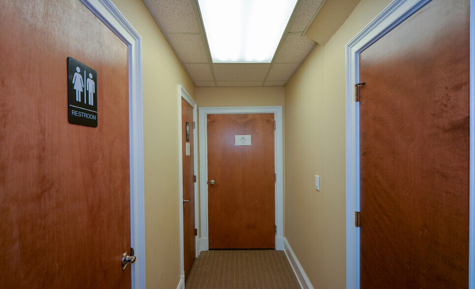 More Photos Of 8046 Roswell Rd, Atlanta Office For Sale