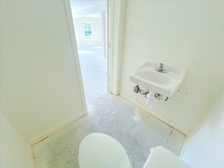 More Photos Of 7704 Irvington Blvd, Houston General Retail For Sale