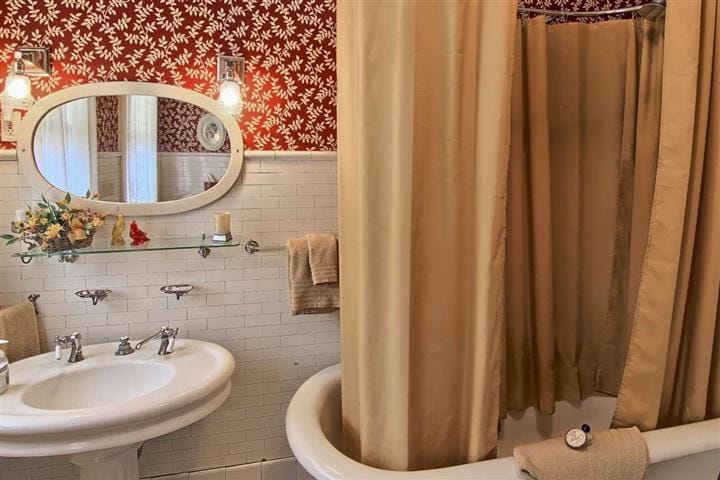 More Photos Of 230 Wellington St, Traverse City Hospitality For Sale