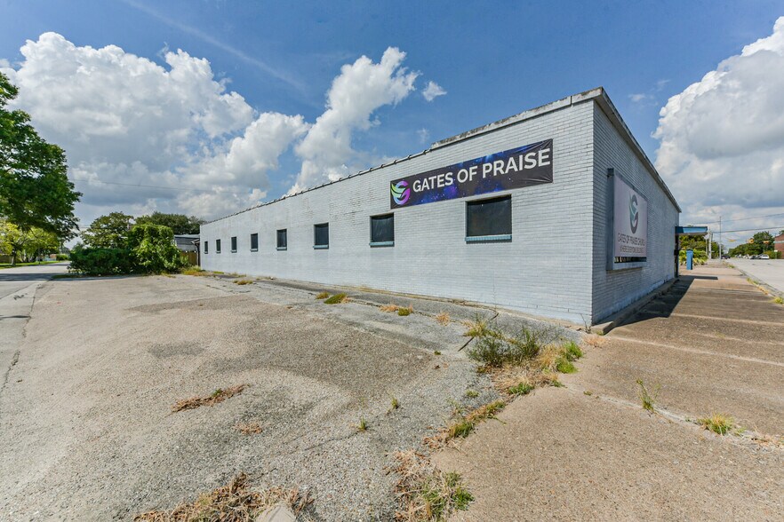 More Photos Of 130 S 4th St, La Porte General Retail For Sale