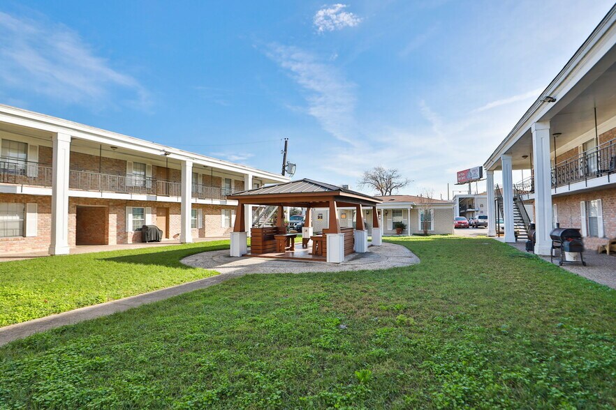 More Photos Of 8800 Gulf Fwy, Houston Apartments For Sale
