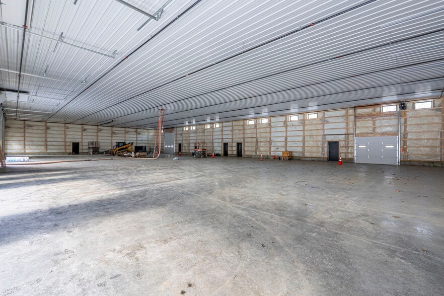 More Photos Of 32 London Ln, Seabrook Warehouse For Lease