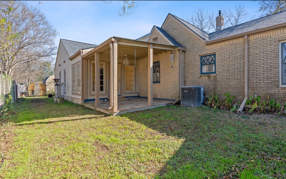More Photos Of 762 S Guadalupe St, Lockhart Specialty For Sale