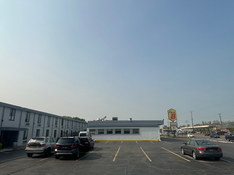 More Photos Of 2080 Mannheim Rd, Northlake Hotel For Sale
