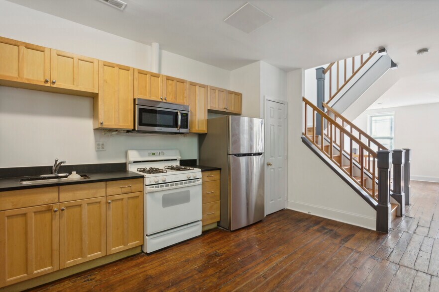More Photos Of 616 S 6th St, Philadelphia Storefront Retail Residential For Sale