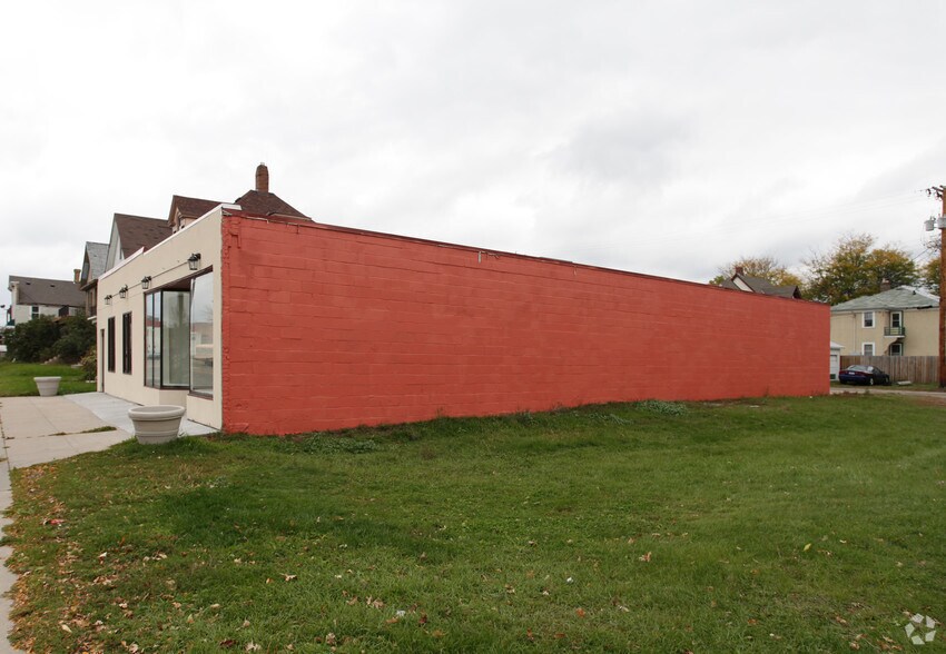 More Photos Of 2038 W Broadway Ave, Minneapolis Storefront For Sale