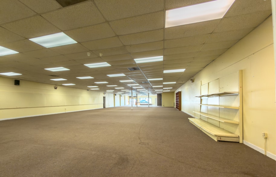 More Photos Of 6712 Williamson Rd, Hollins Freestanding For Sale