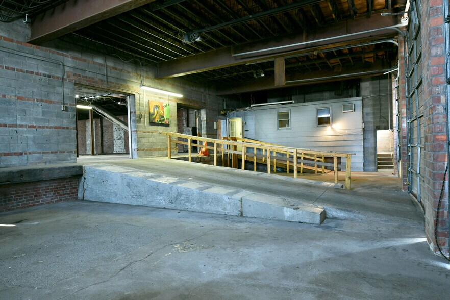 More Photos Of 944 W Rayen Ave, Youngstown Industrial For Sale