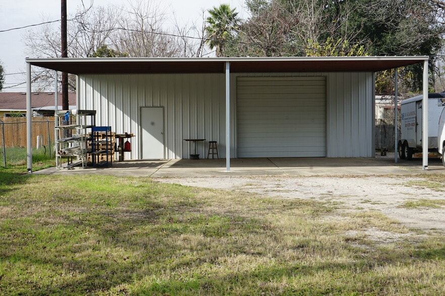 More Photos Of 11815 Beeville Dr, Houston Warehouse For Lease