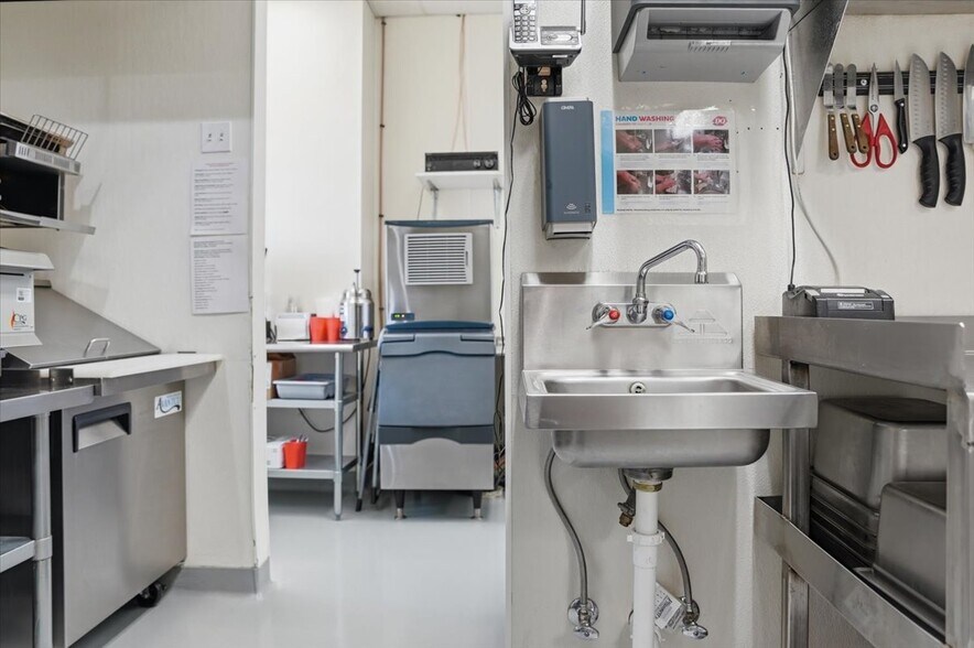 More Photos Of 309 US-6 Hwy, Oakland Fast Food For Sale