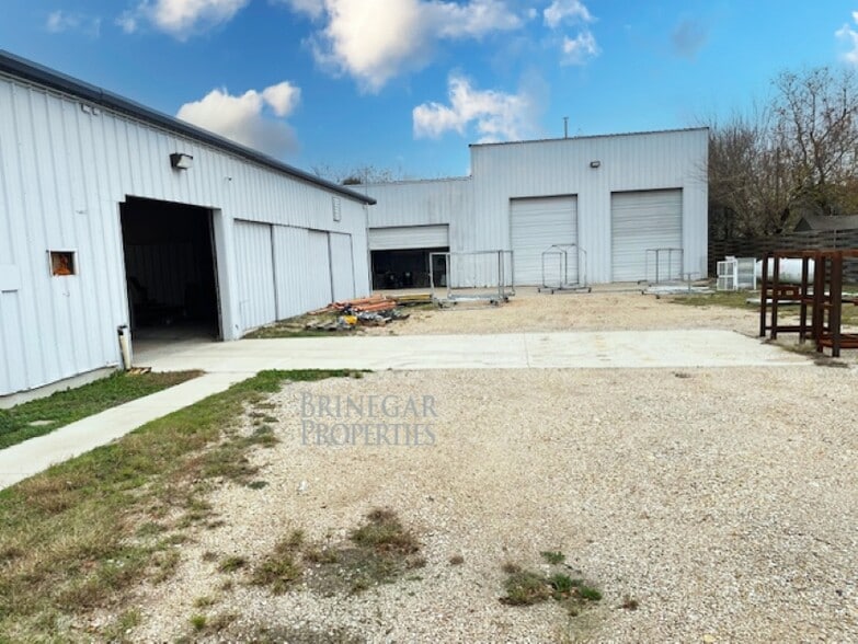 More Photos Of 4804 N Main St, Taylor Warehouse For Lease