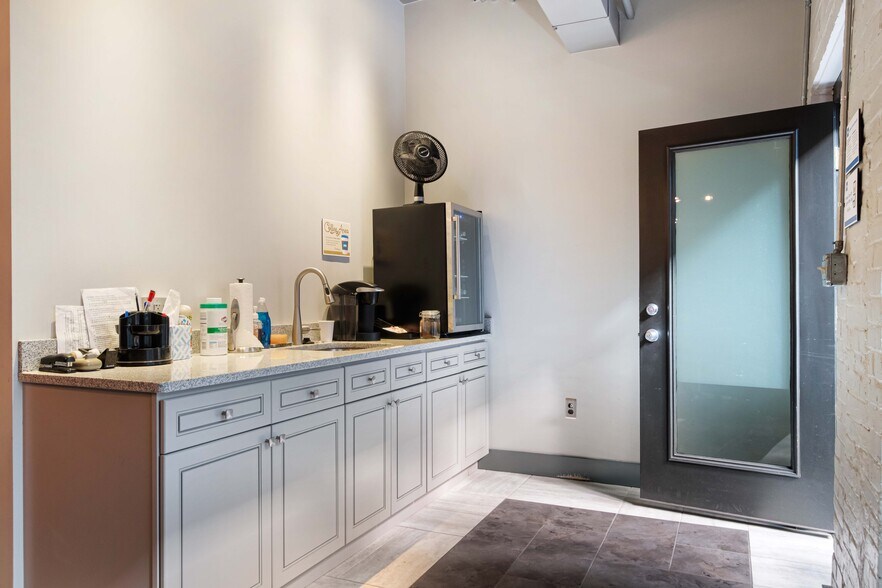 More Photos Of 5877 Commerce St, Pittsburgh Office For Sale