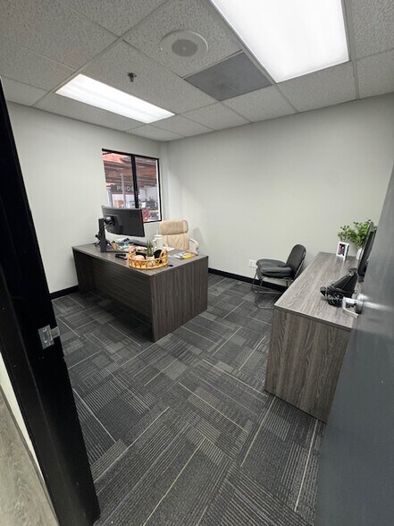 More Photos Of 2906 E Coronado St, Anaheim Warehouse For Lease