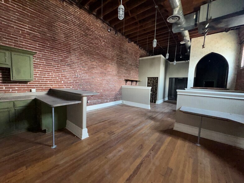 More Photos Of 390 S Main St, Memphis Office For Sale