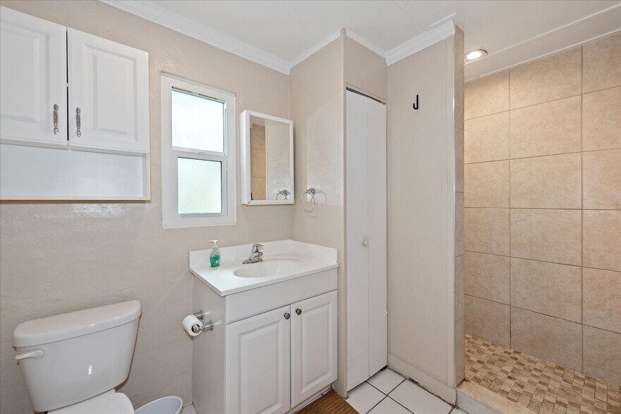 More Photos Of 1905 Oakley Ave, Fort Myers Apartments For Sale