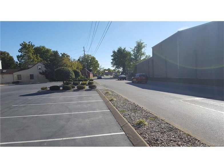 More Photos Of 326 Indiana Ave, Sellersburg Office For Lease