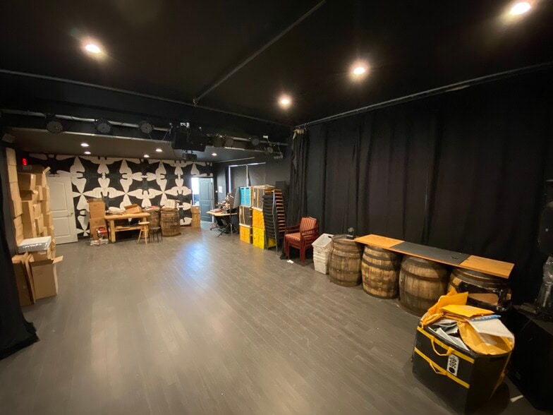 More Photos Of 72-76 N Broadway St, Des Plaines Light Distribution For Sale